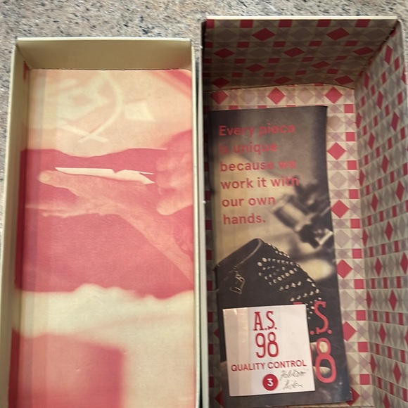 Brand new leather slides - Picture 5 of 5